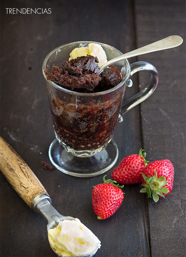Prepárate en cinco minutos el postre de moda. Receta de mug cake de chocolate y crema de cacao