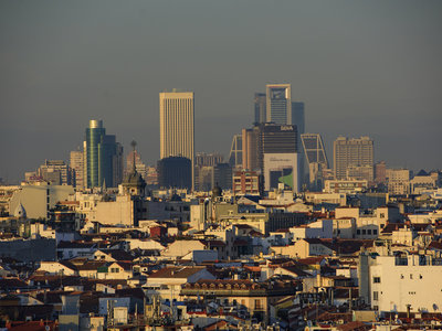 Las ciudades españolas que están prohibiendo el uso del coche por la contaminación: la lista aumenta
