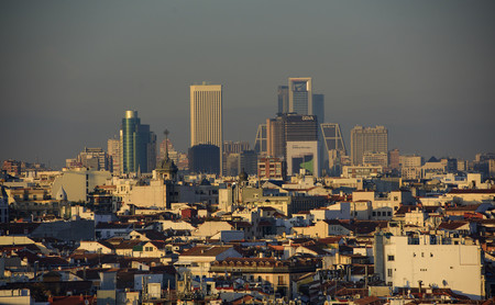 Las ciudades españolas que están prohibiendo el uso del coche por la contaminación: la lista aumenta