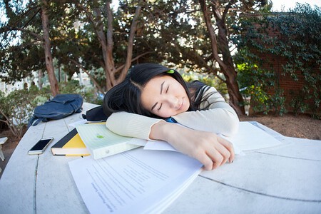 ¿Quieres buenas notas? Duerme durante el curso: no solo en cantidad, sino con coherencia