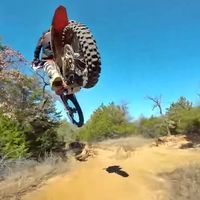 Este vídeo de un dron persiguiendo a un piloto de motocross por el bosque es lo mejor que vas a ver hoy 