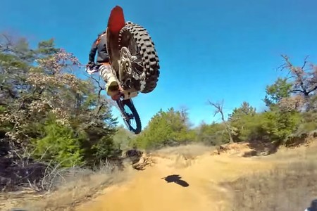 Este vídeo de un dron persiguiendo a un piloto de motocross por el bosque es lo mejor que vas a ver hoy