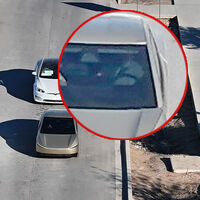 El robotaxi autónomo de Elon Musk no iba a tener volante ni conductor, pero este Cybercab los lleva. En realidad son buenas noticias para Tesla