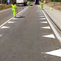 Las nuevas señales de tráfico que ya se están poniendo a prueba en España: "dientes de dragón" y "líneas de borde quebradas"