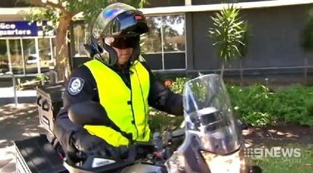Policía de incógnito en moto multando conductores usando teléfonos móviles