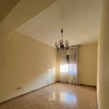 Si tuviera que reformar mi piso de los 80, me inspiraría en la impactante reforma de esta casa con humedades y suelos de terrazo vintage 