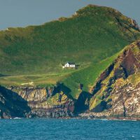 Así se ve la casa más aislada del mundo. Una única construcción de 1950 perdida en una pequeña isla