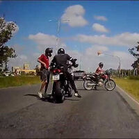 Dos niños le roban a punta de pistola su nueva trail a un motero: por desgracia, no es algo raro entre los motochorros