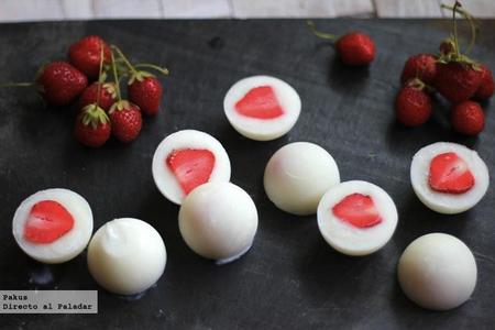Mini bombones helados de fresa y yogur: receta para hacer con los niños