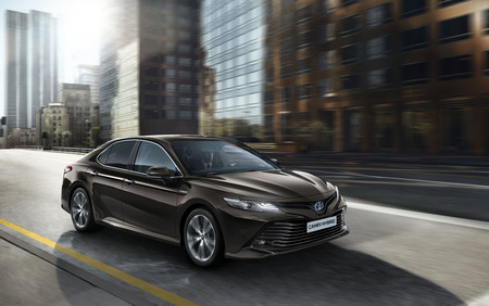 El Toyota Camry vuelve a Europa a principios de 2019 para sustituir al Toyota Avensis