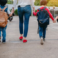 Save the Children y pediatras recomiendan hacer un cierre del curso, adelantar el regreso a las aulas al verano y abrir los parques infantiles