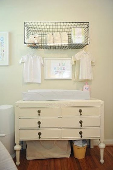 Cestas de alambre para organizar el dormitorio infantil