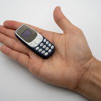 Minicelulares do tamanho de uma tampa de caneta usados em presídios forçam a Anatel a proibir a venda nas lojas online 