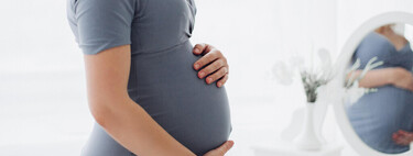 Prendas básicas de embarazada para comprar en rebajas que te solucionan tu fondo de armario premamá