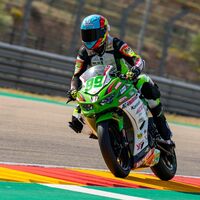 Adrián Huertas se lleva una confusa victoria en Supersport 300 en una carrera acabada con bandera roja