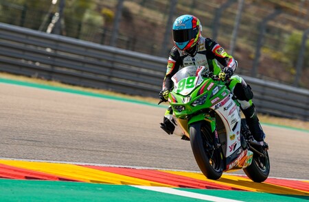 Adrián Huertas se lleva una confusa victoria en Supersport 300 en una carrera acabada con bandera roja