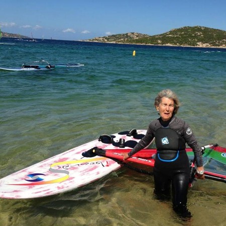 Mujer de 98 años que hace surf