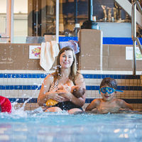 Normalizando la lactancia materna: 12 fotos de madres amamantando en sitios públicos