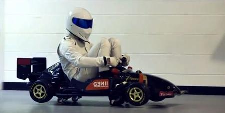 The Stig se cuela en Enstone para disfrutar de los juguetes de Lotus