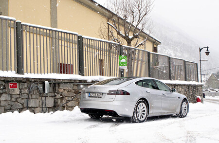 Tesla Model S cargando nieve