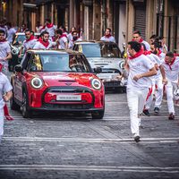 7 de julio, San FerMINI: o cuando MINI cambia los toros por coches eléctricos pero no renuncia al chupinazo y monta un San Fermín alternativo