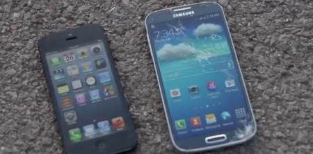 El Samsung Galaxy 4 ha llegado ¿Te gustan las comparaciones absurdas? Aquí tienes una comparativa de resistencia a caidas con el iPhone 5
