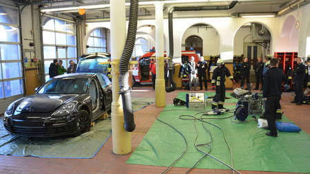 Ser cortado por los bomberos: el final de este Porsche Panamera de preproducción