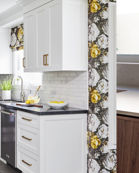 Classic With A Modern Twist In This Black And White Kitchen By Cori Halpern Silestone Eternal M 4