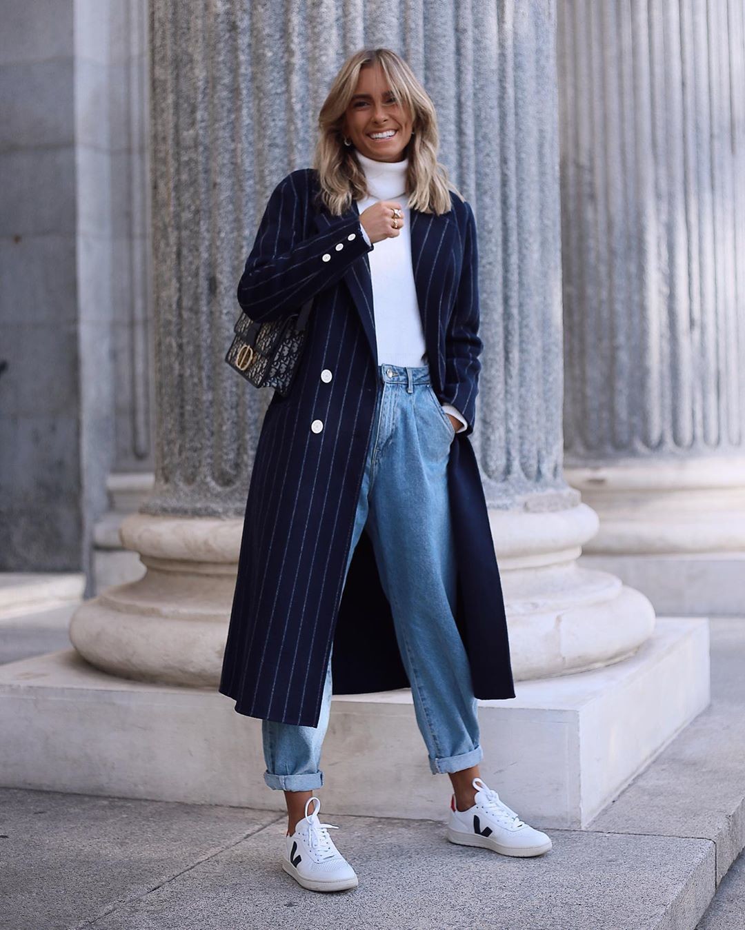 outfit con zapatos deportivos mujer