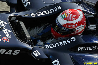 Kazuki Nakajima por delante de los McLaren