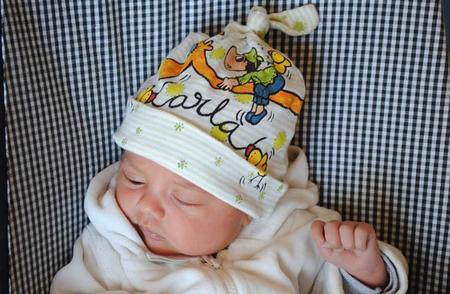 Gorritos pintados a mano para regalar al recién nacido