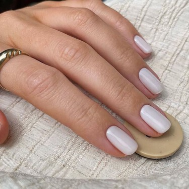 Adiós al esmalte de uñas: las manicuras más limpias y elegantes de este otoño se consiguen con este endurecedor