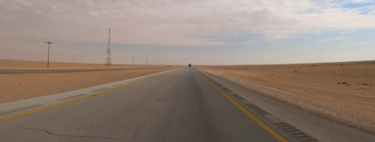 A estrada reta mais longa do mundo é um verdadeiro desafio mental: 240 km sem curvas, em pleno deserto 