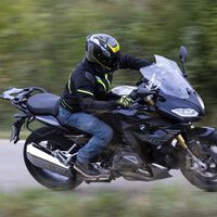 Ese pitido en tu oído no es imaginación: se llama tinnitus, es común en los moteros y su única solución es ilegal