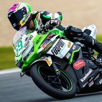 Tom Booth-Amos recorta distancias en el mundial de Supersport 300 tras una sanción a Adrián Huertas