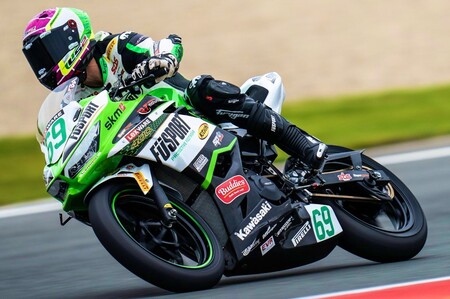 Tom Booth-Amos recorta distancias en el mundial de Supersport 300 tras una sanción a Adrián Huertas