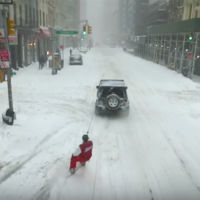 ¿Recorrer Nueva York haciendo snowboard? Mira cómo es posible si tienes un Jeep Wrangler y unas cadenas