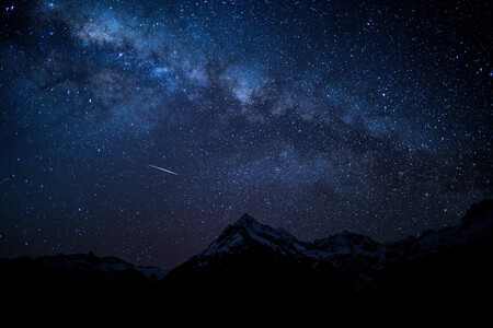 Cómo disfrutar y fotografiar las Perseidas: la mayor (y más espectacular) lluvia de estrellas del año que este 2021 será especial