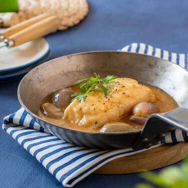 Vale para lubina, merluza, dorada o el pescado que quieras: la receta de pescado en salsa fácil para cualquier momento 
