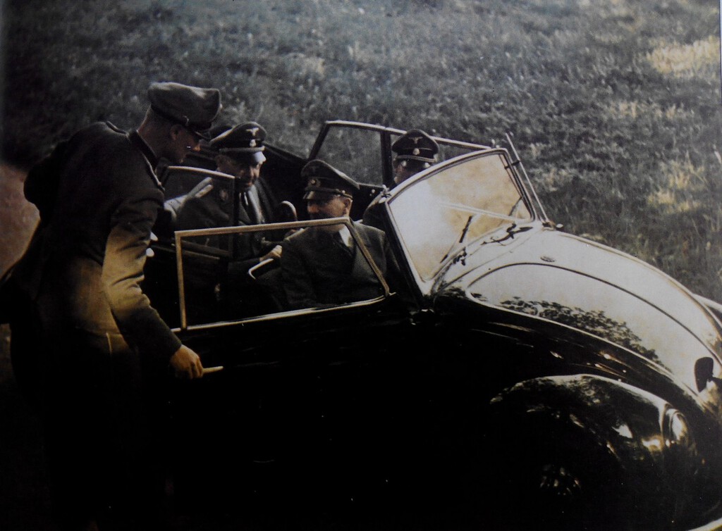 Hitler, Porsche, tres hombres y una ametralladora. La razón por la que el Volkswagen Escarabajo se convirtió en el coche del pueblo