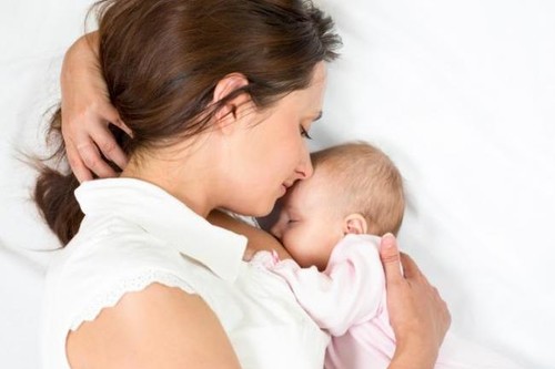 ¿Cómo saber si un recién nacido está comiendo poco o si come demasiado?