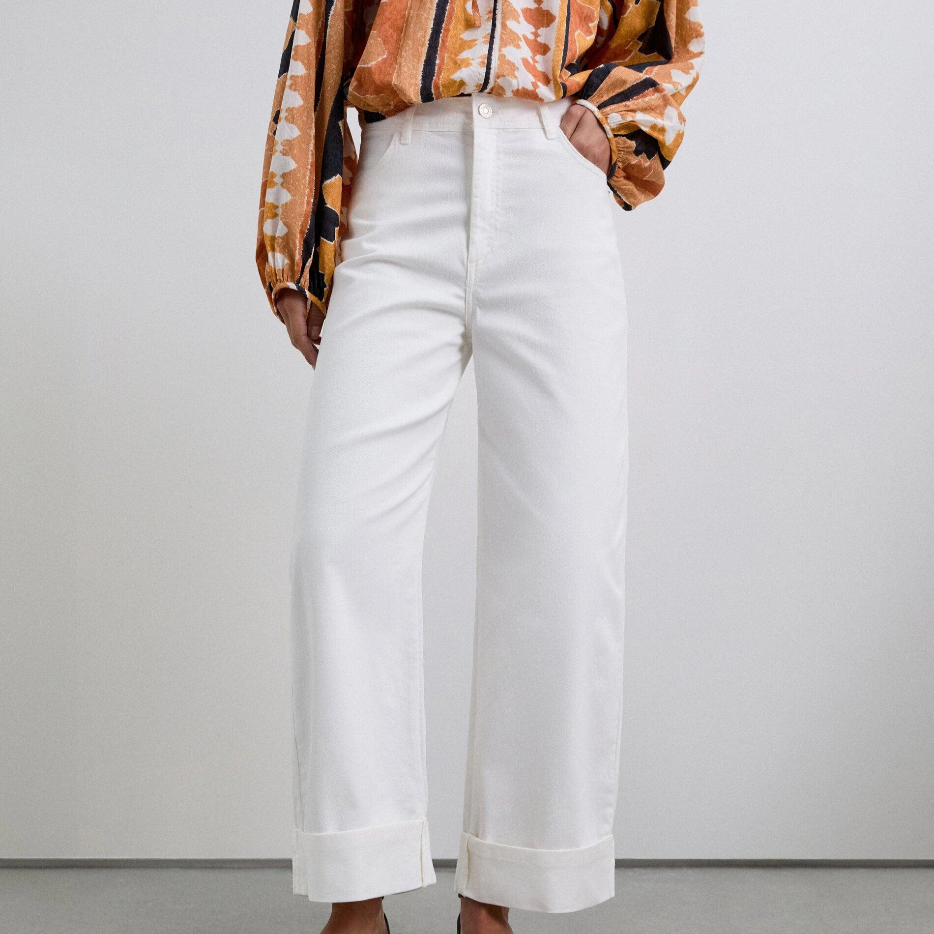 Vaquero recto de mujer wide leg con vuelta en el bajo

