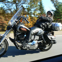 ¡Más de 1.000km en moto sin manos! Phill Comar quiere batir el récord para luchar contra el Parkinson 