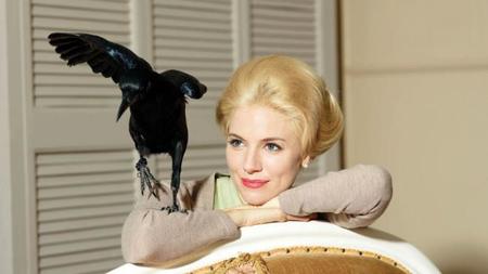 Sienna Miller luce moñaco y un cuervo de mascota... ¿qué parte me he perdido?