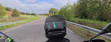 De los cazas a las motos : una trail china estrena el primer HUD del mundo sobre dos ruedas 