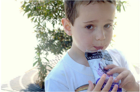 El consumo de bebidas que no contengan azúcares durante la infancia reduce el aumento de peso y materia grasa