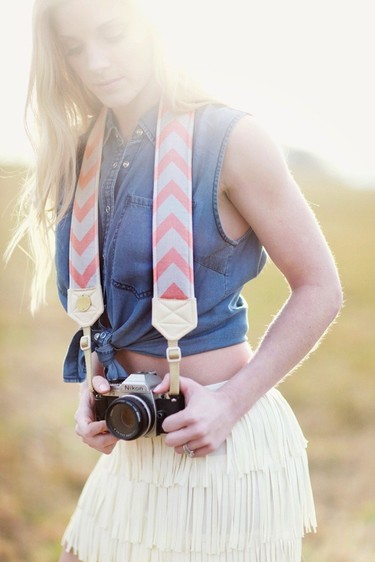 ¿Tu cámara de fotos es hipster, coqueta, pija o rollera? Búscale la correa que mejor le vaya 