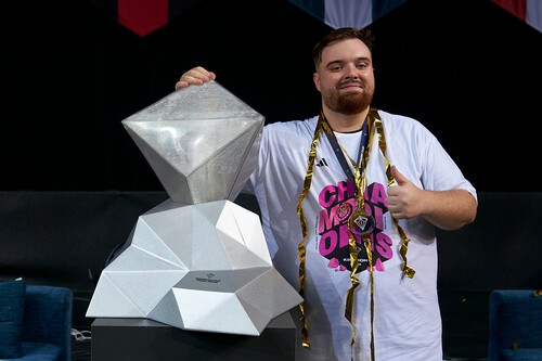 Ibai con la Kingdom Cup ganada por Porcinos