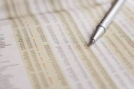 Invertir al 100% o quedarse con efectivo: así son los consejos contradictorios sobre inversión que se están dando en estos momentos