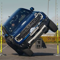 Con una Ford Ranger Raptor a dos ruedas por un hueco imposible. Un reto que se ha convertido en récord